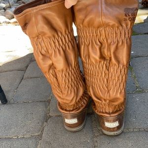 Darling runched sorels in cognac brown